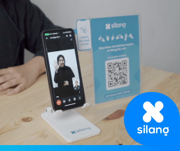 Juru Bahasa Isyarat sedang menerjemahkan bahasa isyarat melalui video call