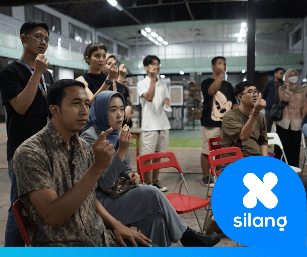 Banyak orang sedang mengikuti workshop BISINDO yang diadakan oleh silang